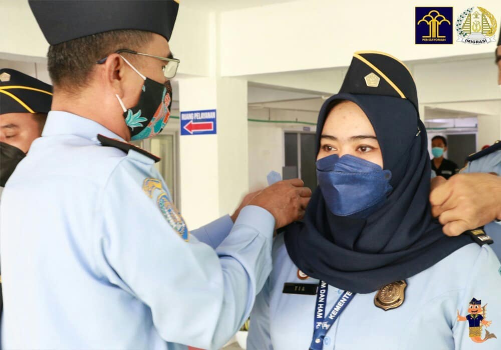 UPACARA PENYEMATAN TANDA KENAIKAN PANGKAT DAN PENYERAHAN SATYA LENCANA 20 TAHUN
